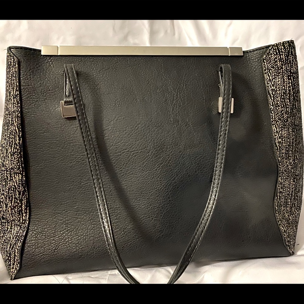 Calvin Klein - Black Purse with tandetail